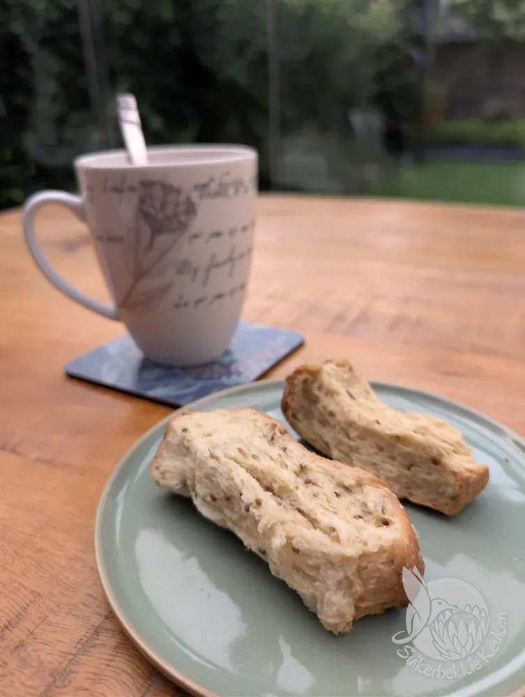 Droge beskuit in doorsnede, voor de koffie