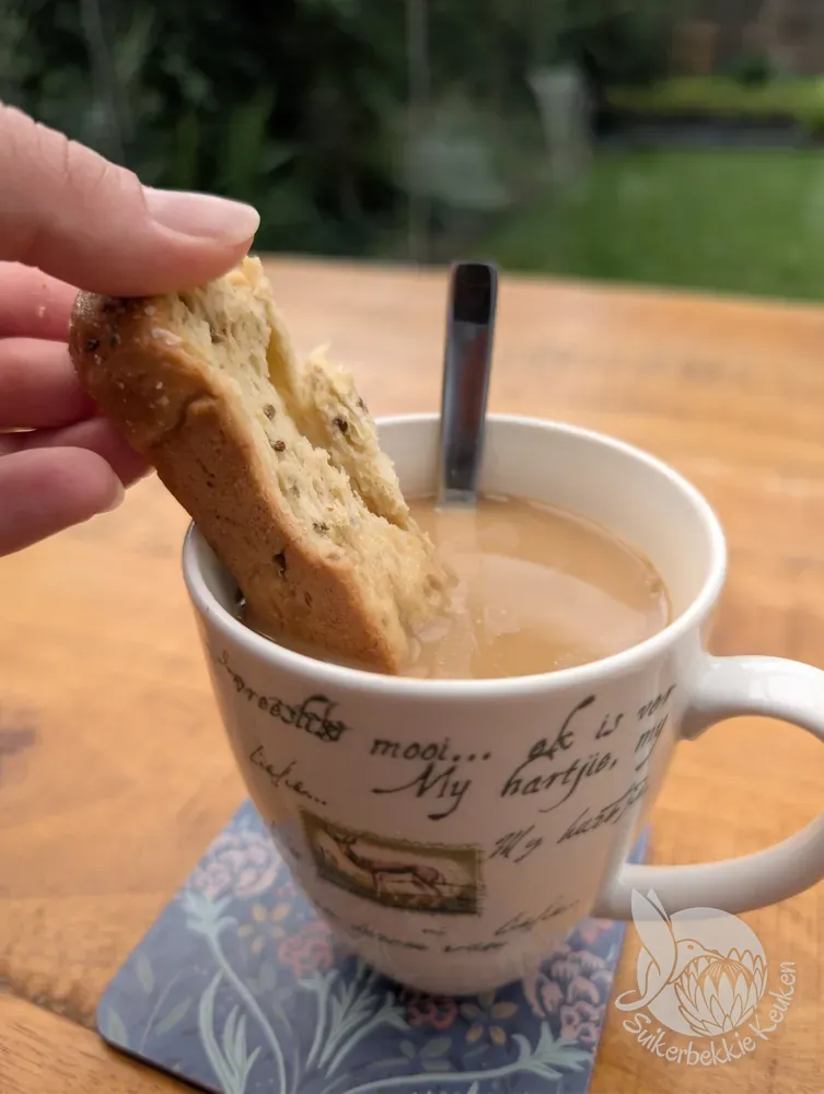 Beskuit half ondergedompeld in de koffie